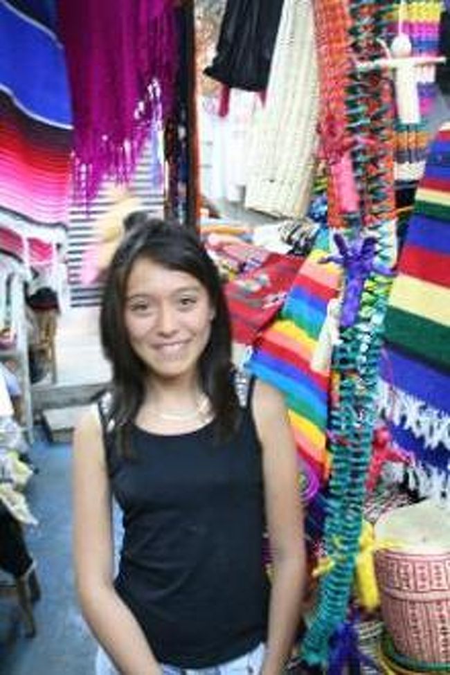 ■メキシコ8日目■<br /><br /><br /><br /><br />夜行バスでメキシコシティに<br />約1時間半遅れの朝7時過ぎに到着。<br /><br /><br /><br /><br />朝4時ごろ目が覚めて外を見ると、<br />ちょうど山を下っている最中で、<br />メキシコシティーの夜景が見れた。<br /><br /><br /><br />メキシコシティーは人口１６００万人<br />くらいいる超巨大都市なので、もう<br />光の海がどこまでも続いていて<br />すごくきれかった。<br /><br /><br /><br /><br />宿は再び同じ日本人宿、<br /><br />サンフェルナンド館 に戻ってきた。<br /><br /><br /><br /><br /><br />昼からお土産物市場へ出かけて<br />いろいろメキシカングッズ見て回った。<br /><br /><br /><br /><br />いくつか買い物したうちのひとつの<br />お店の子がとてもかわいくて、<br /><br />ここでたくさん買ってしまった（苦笑）<br /><br /><br /><br />そしてお母さんの許可も得て写真撮っちゃった。<br /><br /><br /><br /><br /><br /><br /><br /><br /><br /><br /><br /> <br /><br /><br />しぐさもかわいかった！　スレテない。<br /><br /><br /><br /><br />夜メシはやはりタコスで締めました。<br />タコスに緑のチリソースかけて<br />辛い辛い言いながら食べ<br />ビールを流し込むのは最高です。<br /><br /><br /><br /><br /> <br /><br /><br /><br /><br />ああ、もう2週間くらい長く居たかったなぁ。<br /><br />あとは明日の早朝出発するまで<br />パッキングするだけです。<br /><br /><br /><br /><br />この８日間、一緒に回ったAさんも<br />満足してくれたようだし、僕も<br />一緒に回っていて楽しかったので<br />いい旅行だったかな。<br /><br /><br /><br /><br />明日はオーロラを見るために<br />飛行機3本使ってカナダのエドモントンに向かいます。<br /><br /><br /><br /><br /><br />＜今日の物価＞<br />■ヨーグルト：４０円<br />■ランチ：３５０円　（ジュース・スープ・サラダパスタ・メインディッシュ）<br /><br />■最後のディナー：５００円　（ビール1本・タコス４枚）<br /><br />