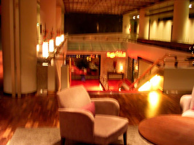 ロビーといってもここは中二階のレストランの前。<br />ココの隣には、図書室もあります!<br />