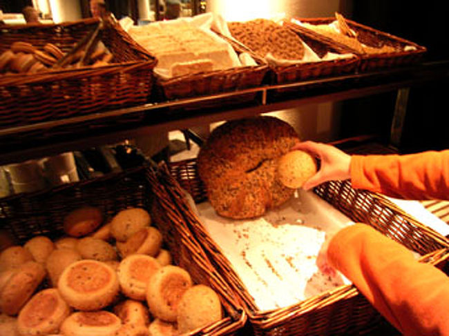 朝食付きです。ビュッフェ形式で小麦好きの私には嬉しいほどのパン!<br />