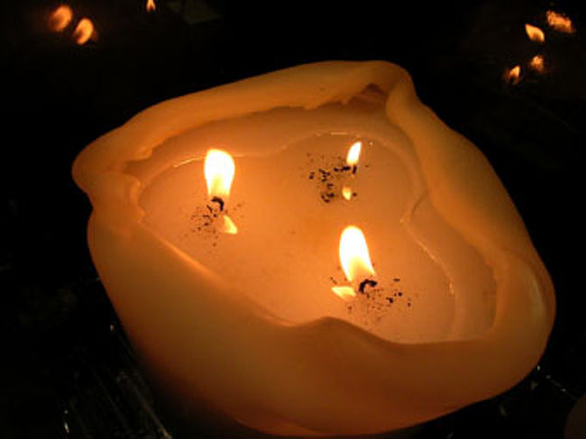 フィンランドはロウソクの消費量が世界一といわれています。<br />これも人の顔ほどの大きさがあります!<br />一日中灯っていて、とてもロマンチック〜<br /><br /><br />【ホテル情報】<br />Sokos Hotel Presidentti<br />→駅からは歩いて5分ほど。郵便博物館の前を突っ切って、SCANDICに向かって歩くとあります。ヘルシンキ市内でもsokosは何件かありますが、ここが一番リーズナブルらしい。<br />私のたちの泊まった部屋は、ツインで62ユーロ<br />でもこれはこの期間だけのキャンペーン価格普段は倍以上するらしいです。 ゾッ!!<br />朝食付き、バスタブなし。館内にサウナあり。宿泊客はタダです。<br />※部屋にポットはないので、お茶を飲みたい場合はフロントかレストランに言えば<br />お湯がタダでもらえます〜。<br />