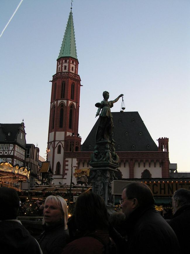 マーケットのお店と正義の女神像。