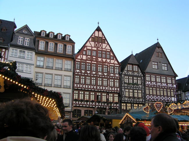 かわいい建物がレーマー広場を囲んでいます