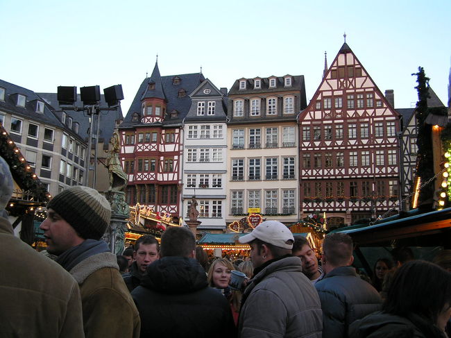 狭いところにひしめきながらグリューヴァイン片手に楽しい話に花が咲いているみたい。