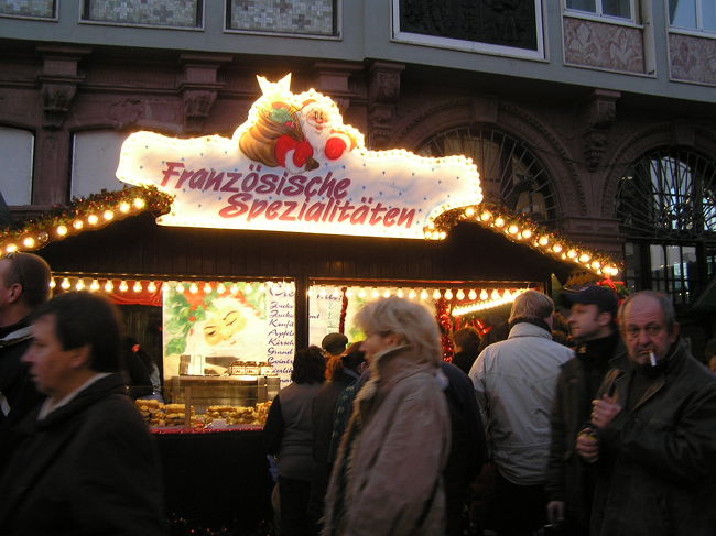 食べ物屋さんには長蛇の列が。