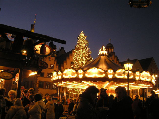 すっかり夕闇に包まれる頃。<br />