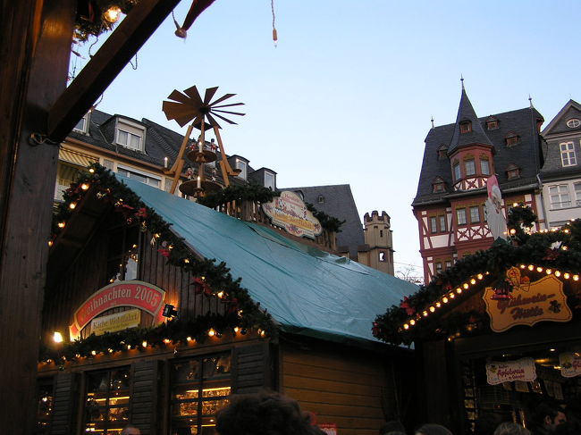 屋根にピラミッドが、と思ったらケーテヴォルファールトのお店でした。