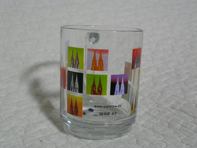 ケルンのドーム前のマーケットのカップ･２<br />ガラスのカップ<br />大聖堂のイラストがちりばめられています。<br />