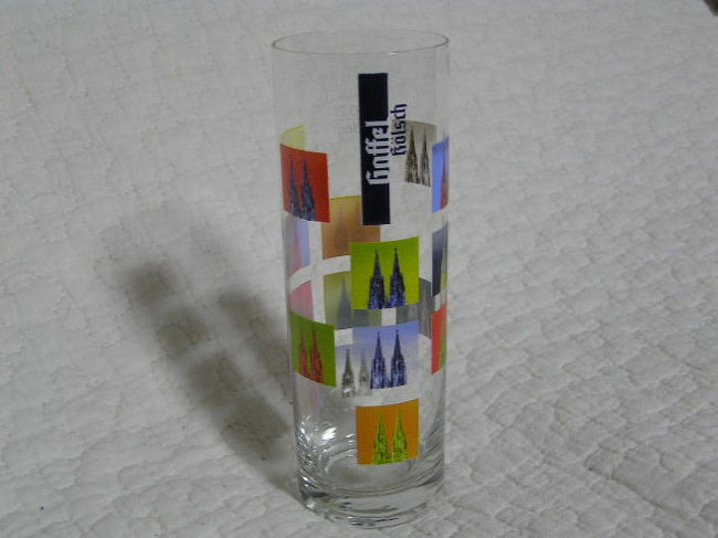 ケルンのドーム前のマーケットにはガッフェル(ケルシュ)のスタンドもありました！<br />変わりどころでガッフェルのグラス