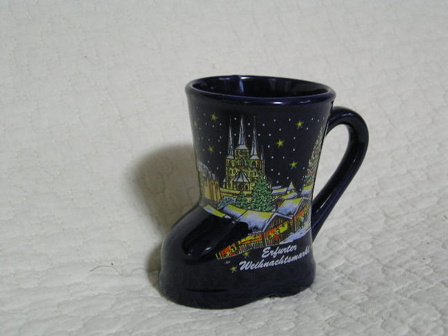エアフルトのカップ・２<br />こちらも大聖堂とセヴェリ教会が描かれていますがブーツ型のもの<br />