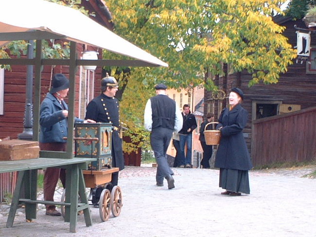 ここは、絶対行きたかったスカンセン野外博物館！！<br /><br />〜〜〜スカンセン野外博物館とは？〜〜〜<br />100年前の商店や工房、1600年代の農家、ラップ人のテント、 木造の教会、領主の邸宅など、スウェーデン各地から 集められた家屋が立ち並んでいる野外博物館です。 織物、パン焼き、手回しオルガンなどを実演しています。また、ヘラジカなどのスカンジナビアの動物園も併設されています。 <br />