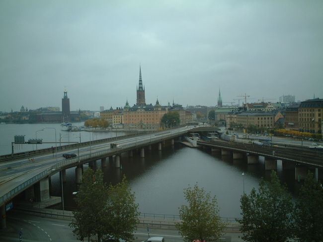 ストックホルムは、数々の島からできている都市です。<br />したがって、水に囲まれています。<br />