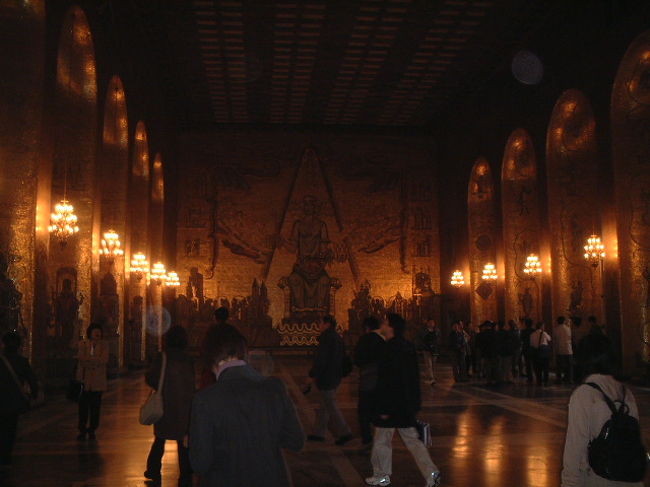 ノーベル賞晩餐会会場、黄金の間です。<br />実にゴージャス。でも品があります。