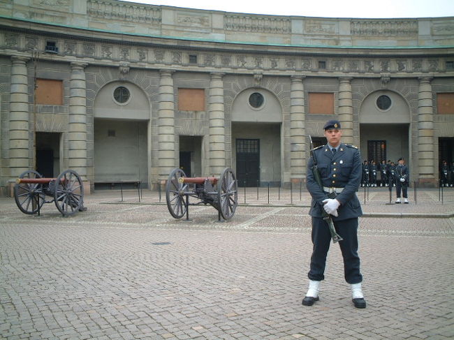 王宮へ行きました。<br />衛兵のおにいさん、若くてムキムキ。
