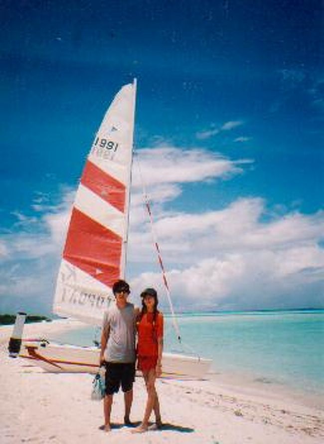 背後に見えるヨットのようなカタマランで無人島ツアーに参加。<br />007の気分を味わう