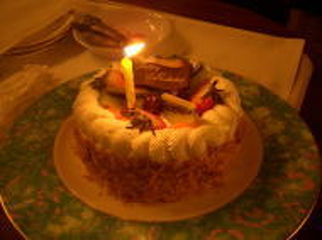 娘の誕生日に用意されたケーキ<br /><br />予約時に誕生日である事を伝えておけば、用意してくれます。<br />ただし、ホテル内のレストランを予約するのが条件。<br />チェックイン時に誕生日を証明出来るものを提示