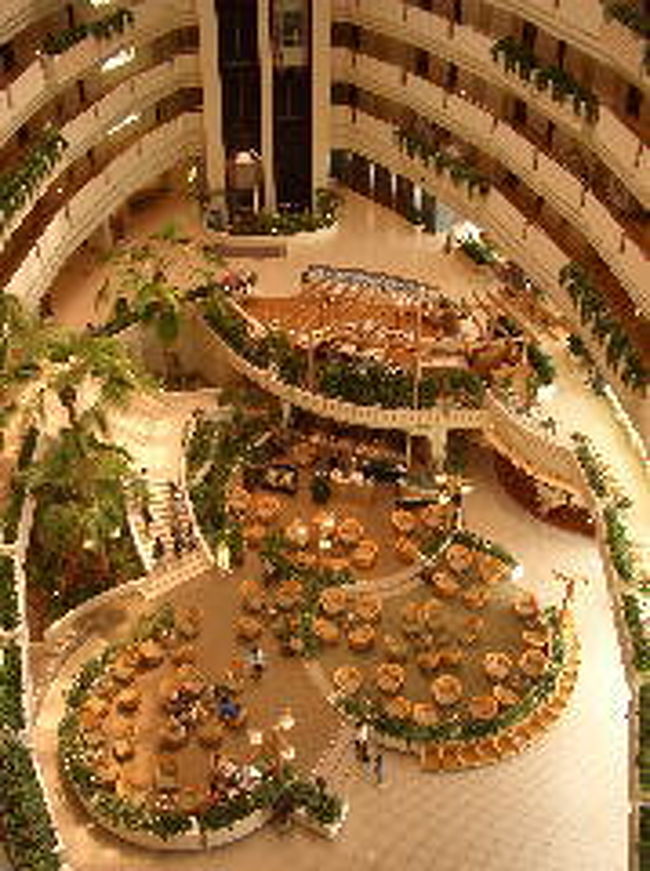 エレベーターからロビーを見下ろす