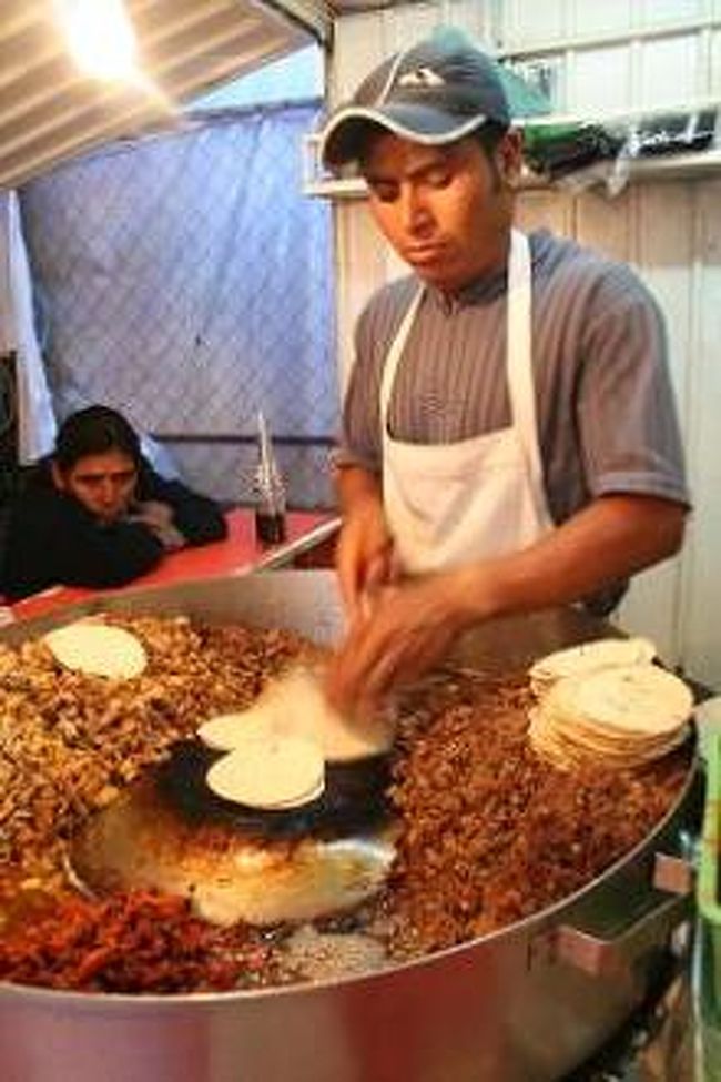 市場の中にあるタコス屋台。<br /><br />できたてあつあつにチリソースと<br />レモンをかけて食べるのがまたうまい！<br /><br />１つ20円です。