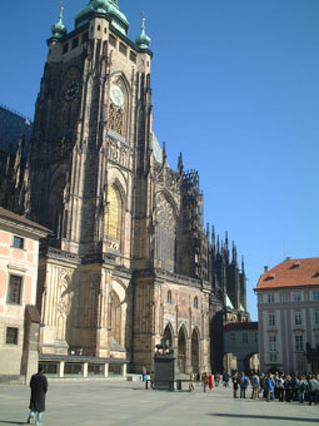 プラハ城内にある、聖ヴィート教会。プラハ城の地図もブログの方でみられます。周り方も。