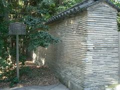 「信長塀」
桶狭間戦勝の御礼に奉納した塀。瓦を積み重ね、石と石灰とともに、油で練り固めている。三十三間堂の太閤塀や西宮神社の塀とともに、日本三大塀と呼ばれています。