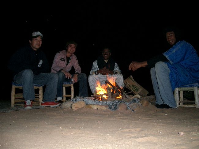 夜になり、焚き火を囲んでの歓談。