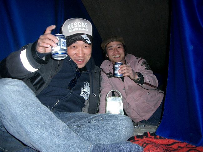 初日の出の見るために、午前２時に撤収！今宵の宿のテントの中で乾杯。布で作ったテント、したがってチョー寒い。セーター２枚着込んで就寝！