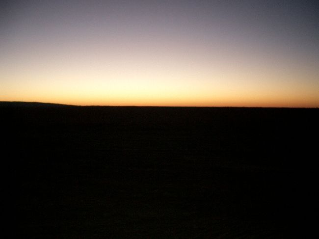 まだ空は暗い。地平線がボーっと白んでくる。