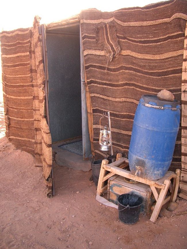 トイレ。砂漠なので、セミ水洗トイレ。水タンクからバケツに水を溜め、そのバケツの水を便器に流し込む。ちなみにトイレットペーパーは流さずに、備え付けのゴミ箱へポイッ。