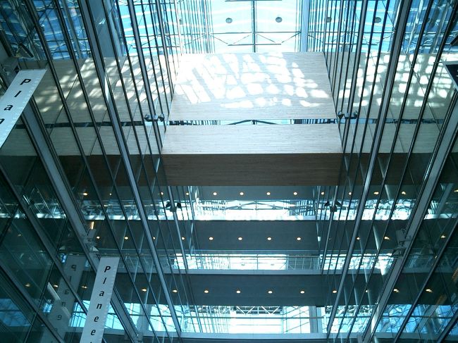 ７階ぐらいまで吹き抜け。<br />ガラス張りで明るい