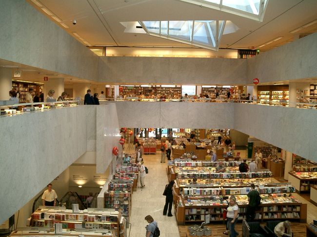 アルヴァ・アアルト設計のアカデミア書店。