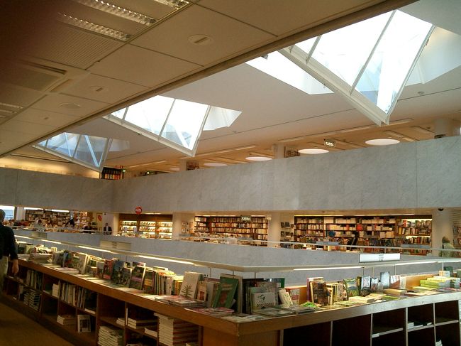 アカデミア書店。トップライトがアアルトらしい