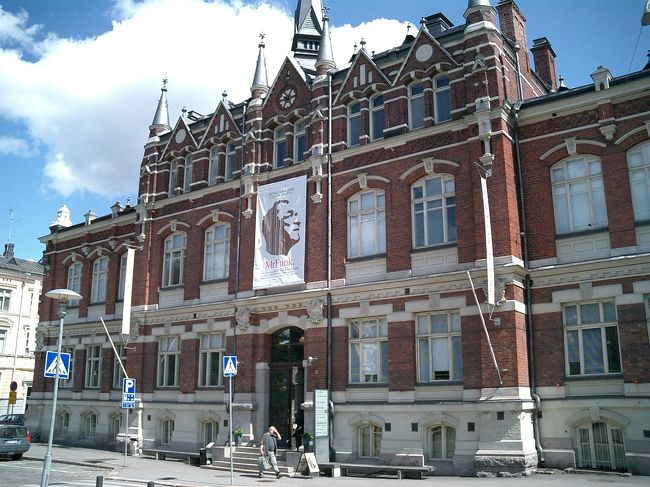 トラムに乗ってデザイン博物館（Museum of Art and Design)へ。<br />1873年設立の美術館。アアルトなどフィンランドデザイン界の巨匠の家具や食器、照明など見ごたえある展示。