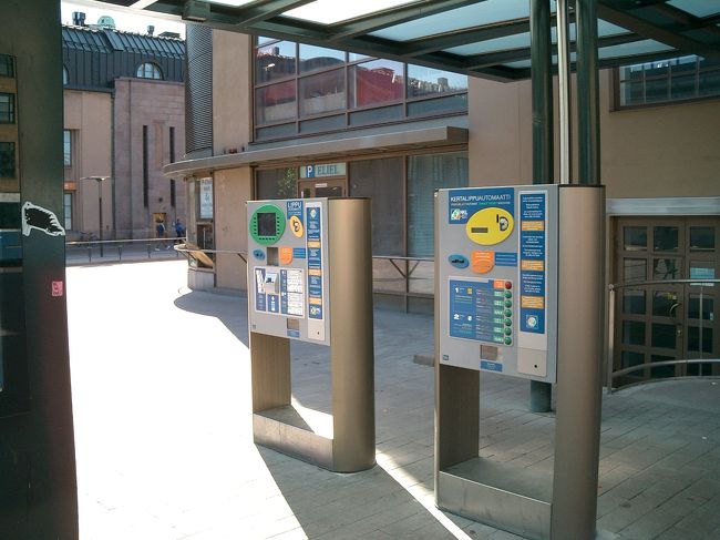 カラフルな電車の券売機