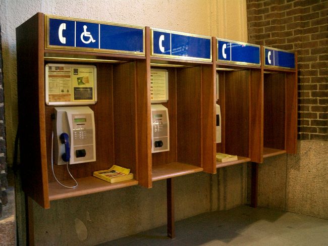 車椅子用の公衆電話も。