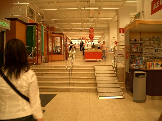 アカデミア書店の隣にある北欧最大のストックマンデパート。<br />ここもバリアフリー