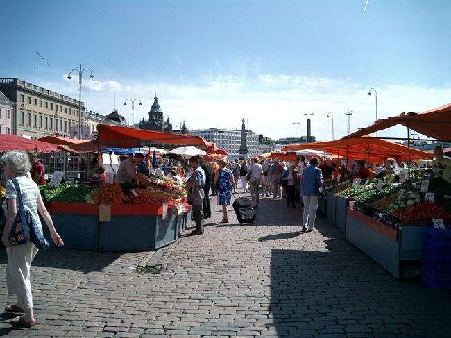 エテラサタマ港に広がるマーケット。旬のベリーが沢山出ていた。