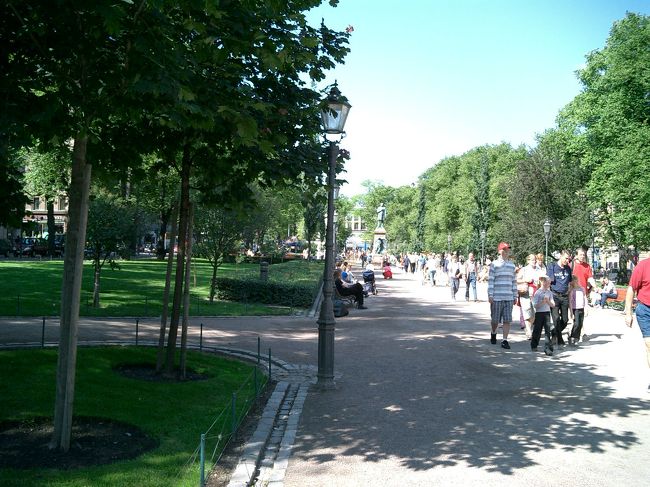 エスプラナディ公園。この公園の両側にエスプラナディ通りがあり、高級なお店が立ち並んでいる。