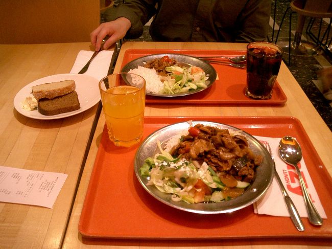 ストックマンデパートの地下にあるカフェテリアでランチ。ちょっと学食風（笑）
