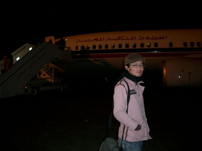 ワルザザート空港にて、ロイヤル・エア・モロッコ機の前にて。