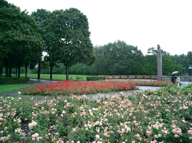 美術館の後は、やや外れにあるフログネル公園（Frognerparken.）へ。<br />ノルウェーの生んだ彫刻家グスタフ・ヴィーゲラン(1869-1943)が「人間の一生」というテーマで、半生をかけて造りあげた広大な彫刻庭園。<br />老若男女の様々な人間の彫刻があり人生の縮図がここに表されている。入場料が無料というのが驚きだ。 