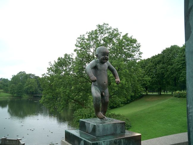 「おこりんぼう」の像。なぜか有名らしい