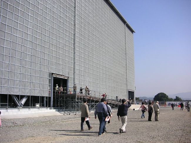 工事現場には色々な人々が、<br />三々五々。