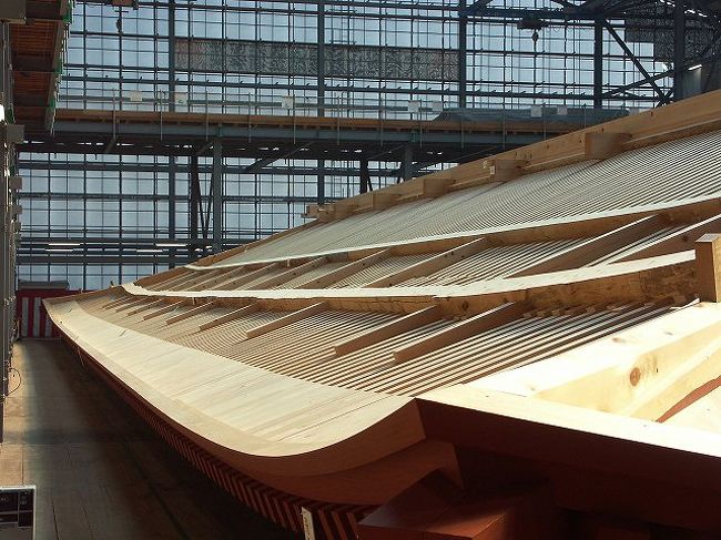 屋根の上まで登って、<br />完成したらもう絶対にこの位置では見られません。