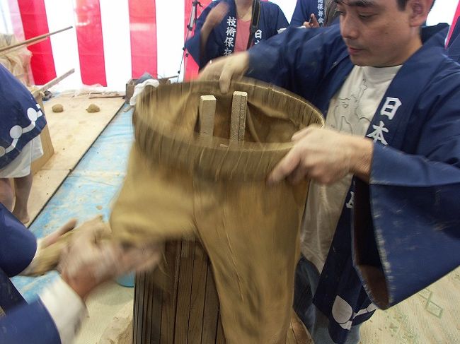 別の建物では工事の様子を実演<br />私の専門、古代瓦の製作が目の前で。