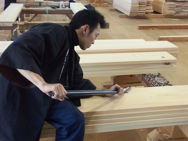 やり鉋で削る様子も<br />これは「実演用ですか」お聞きすると<br />「いいえ実際に使うので」<br />「でしたら削ったかんなくず頂いて良いですか」<br />「どうぞ」<br />私の宝物がまた一つ増えました。