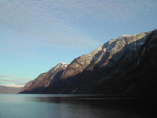 通常、グドヴァンゲンからフェリーに乗るはずが今回はUndredalからの乗船です。まずは北上し、グドヴァンゲン方面、ネーロイフィヨルドへと進みました。