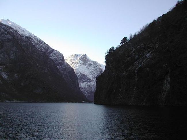 ネーロイフィヨルドでは絶壁が間近まで迫り、迫力ある景色が見れます。帰国してから分かったのですが、ネーロイフィヨルドは2005年7月にノルウェー初の自然遺産としてガイランゲルフィヨルドと共にユネスコの 世界遺産に登録されたそうです。また、全長17km、全幅250mと世界で最も狭いフィヨルドと言うのもこの景観を見て頷けました。