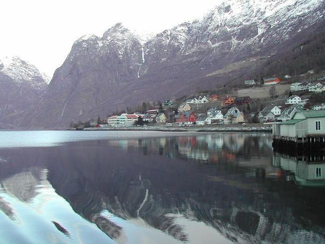 Aurlandの町並みです。山肌には沢山の家があり、水面に映る景色は素晴らしかったです。