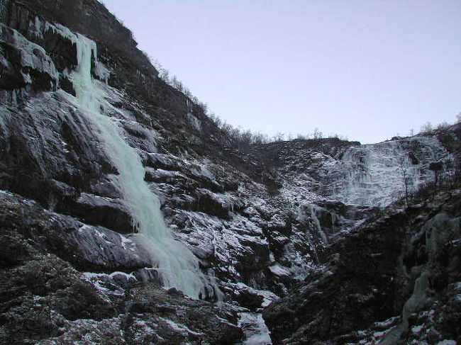 フロム鉄道のハイライトの１つ、ショッスの滝です。<br />夏場は勢いよく流れる滝も、時間が止まったように凍てついていました。