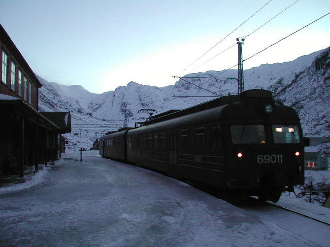フロム鉄道の終点、ミュルダールに着いた頃には辺りは薄暗くなっていました。冬の北欧は日暮れが早いです。