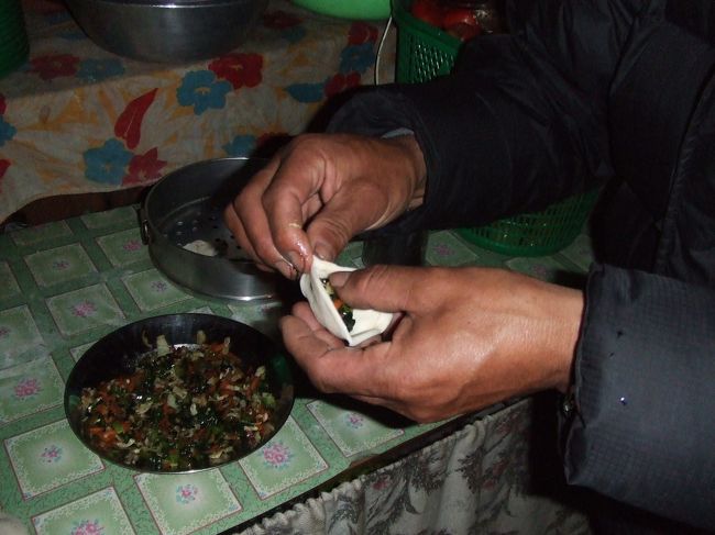 生地と餡を作るのはお母さん、それを包むのはお父さんの役目。<br /><br />器用に日本の餃子型、お魚型、餃子ドッグ風とあっという間に１０個を完成。